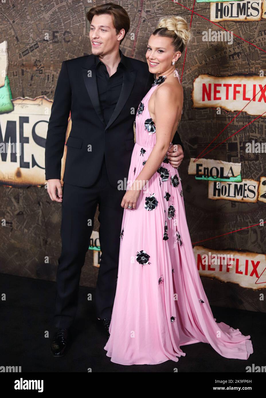 New York City, USA. 27. Oktober 2022. MANHATTAN, NEW YORK CITY, NEW YORK, USA - 27. OKTOBER: Der amerikanische Schauspieler Jake Bongiovi und die Freundin/britische Schauspielerin Millie Bobby Brown mit Louis Vuitton kommen zur Weltpremiere von Netflix's 'Enola Holmes 2', die am 27. Oktober 2022 im Pariser Theater in Manhattan, New York City, New York, USA, stattfand. (Foto von Jordan Hinton/Image Press Agency) Quelle: Image Press Agency/Alamy Live News Stockfoto