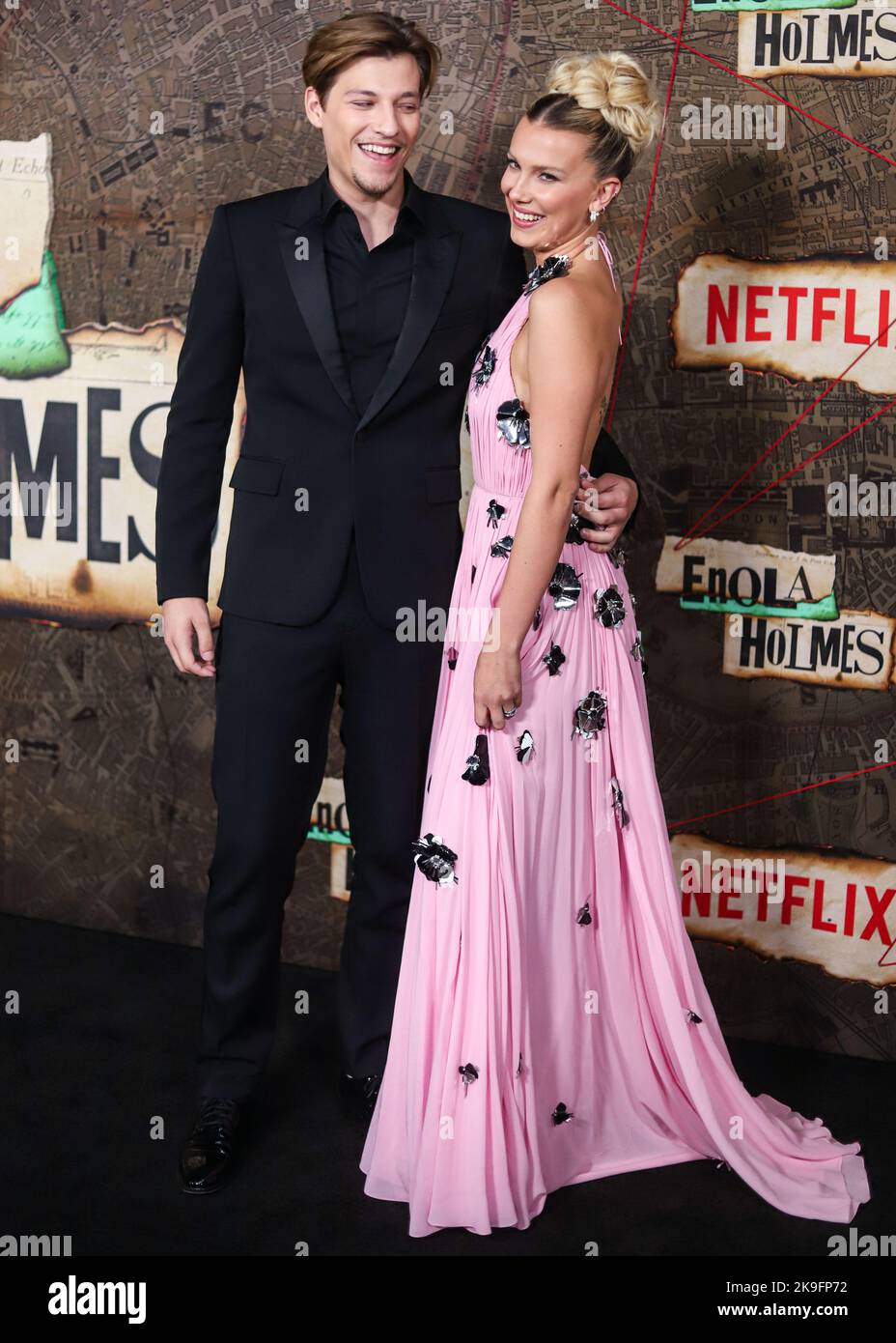 New York City, USA. 27. Oktober 2022. MANHATTAN, NEW YORK CITY, NEW YORK, USA - 27. OKTOBER: Der amerikanische Schauspieler Jake Bongiovi und die Freundin/britische Schauspielerin Millie Bobby Brown mit Louis Vuitton kommen zur Weltpremiere von Netflix's 'Enola Holmes 2', die am 27. Oktober 2022 im Pariser Theater in Manhattan, New York City, New York, USA, stattfand. (Foto von Jordan Hinton/Image Press Agency) Quelle: Image Press Agency/Alamy Live News Stockfoto