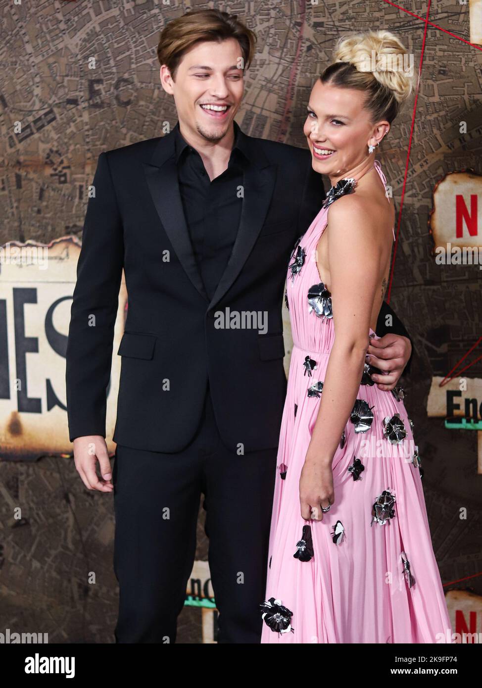 New York City, USA. 27. Oktober 2022. MANHATTAN, NEW YORK CITY, NEW YORK, USA - 27. OKTOBER: Der amerikanische Schauspieler Jake Bongiovi und die Freundin/britische Schauspielerin Millie Bobby Brown mit Louis Vuitton kommen zur Weltpremiere von Netflix's 'Enola Holmes 2', die am 27. Oktober 2022 im Pariser Theater in Manhattan, New York City, New York, USA, stattfand. (Foto von Jordan Hinton/Image Press Agency) Quelle: Image Press Agency/Alamy Live News Stockfoto
