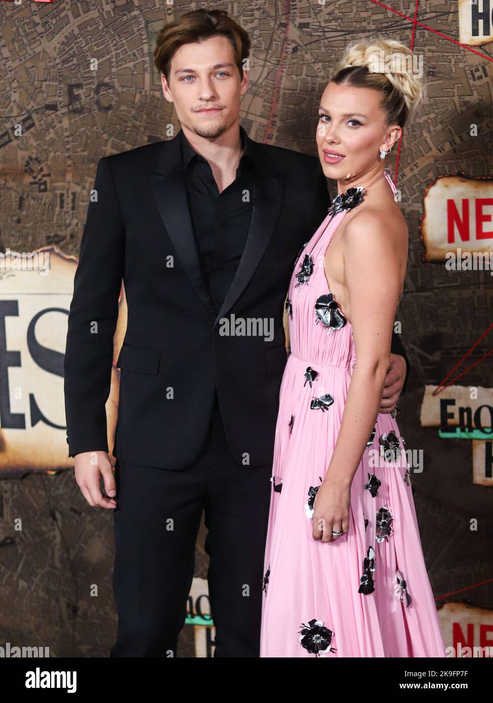 New York City, USA. 27. Oktober 2022. MANHATTAN, NEW YORK CITY, NEW YORK, USA - 27. OKTOBER: Der amerikanische Schauspieler Jake Bongiovi und die Freundin/britische Schauspielerin Millie Bobby Brown mit Louis Vuitton kommen zur Weltpremiere von Netflix's 'Enola Holmes 2', die am 27. Oktober 2022 im Pariser Theater in Manhattan, New York City, New York, USA, stattfand. (Foto von Jordan Hinton/Image Press Agency) Quelle: Image Press Agency/Alamy Live News Stockfoto