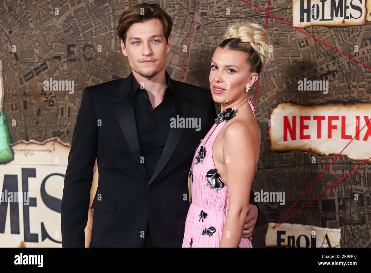 New York City, USA. 27. Oktober 2022. MANHATTAN, NEW YORK CITY, NEW YORK, USA - 27. OKTOBER: Der amerikanische Schauspieler Jake Bongiovi und die Freundin/britische Schauspielerin Millie Bobby Brown mit Louis Vuitton kommen zur Weltpremiere von Netflix's 'Enola Holmes 2', die am 27. Oktober 2022 im Pariser Theater in Manhattan, New York City, New York, USA, stattfand. (Foto von Jordan Hinton/Image Press Agency) Quelle: Image Press Agency/Alamy Live News Stockfoto
