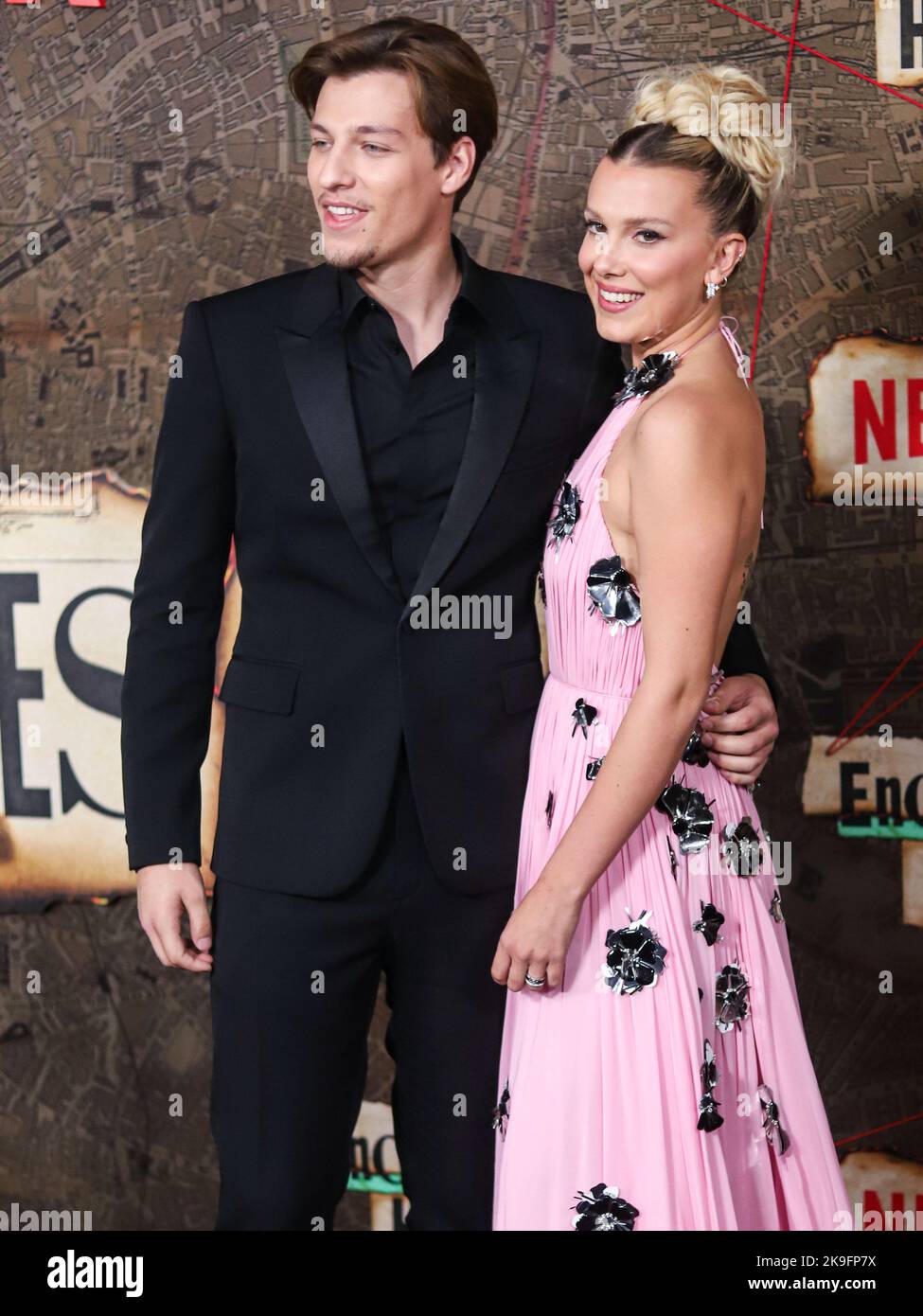 New York City, USA. 27. Oktober 2022. MANHATTAN, NEW YORK CITY, NEW YORK, USA - 27. OKTOBER: Der amerikanische Schauspieler Jake Bongiovi und die Freundin/britische Schauspielerin Millie Bobby Brown mit Louis Vuitton kommen zur Weltpremiere von Netflix's 'Enola Holmes 2', die am 27. Oktober 2022 im Pariser Theater in Manhattan, New York City, New York, USA, stattfand. (Foto von Jordan Hinton/Image Press Agency) Quelle: Image Press Agency/Alamy Live News Stockfoto