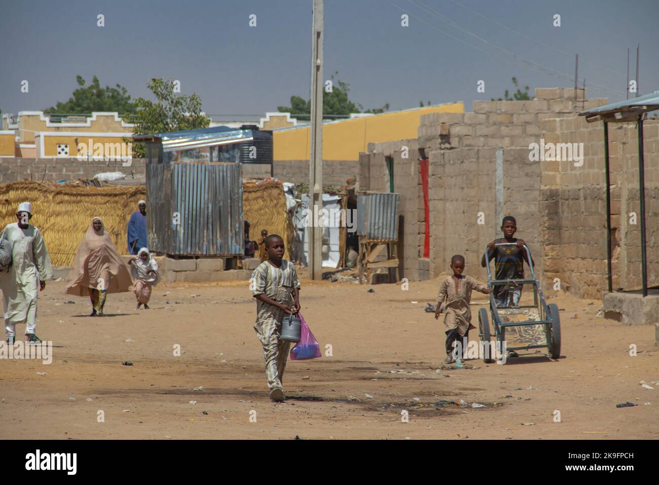 Nigeria Street und Life Fotografie, Leute gehen und Aktivitäten auf dem lokalen Markt in Maiduguri Stadt Stockfoto