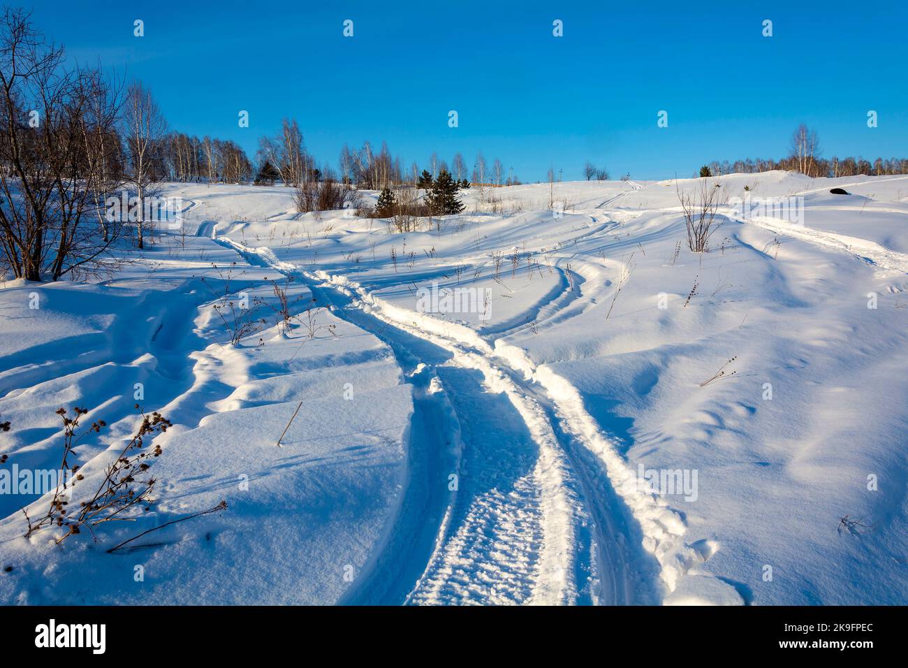 Winterlandschaft mit zahlreiche Spuren von motorschlitten auf weißem Schnee in der Nähe von Kemerovo Stockfoto