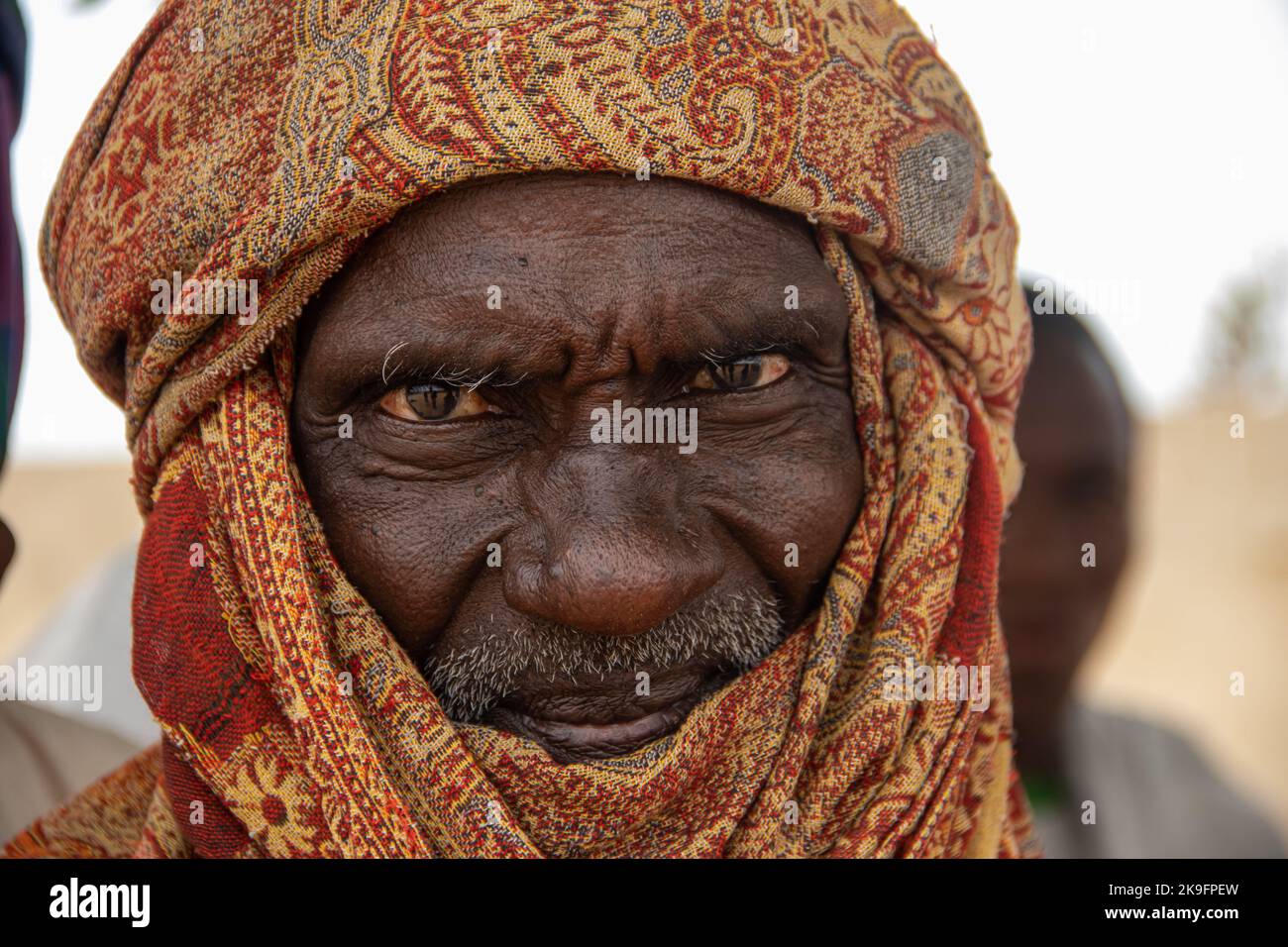 Afrikanische Stämme, Nigeria, Borno State, Maiduguri Stadt. Fulani-Stamm traditionell in farbenfroher Kleidung gekleidet Stockfoto