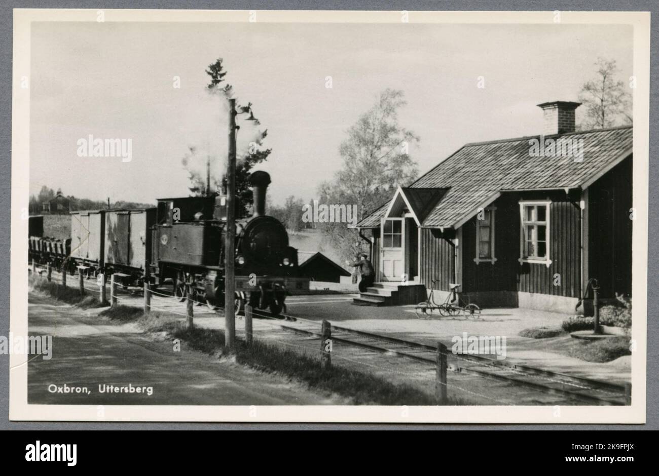 Oxbrons Gleis- und Güterzug gegen Köping. Der Zug wird von der Köping - Uttersberg Railway, KUJ Lok 12 gezogen. Stockfoto