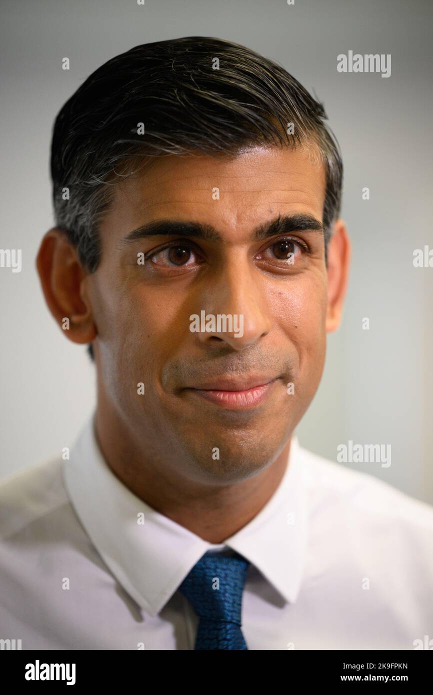 Premierminister Rishi Sunak spricht bei einem Besuch im Croydon University Hospital, Süd-London, mit den Medien. Bilddatum: Freitag, 28. Oktober 2022. Stockfoto