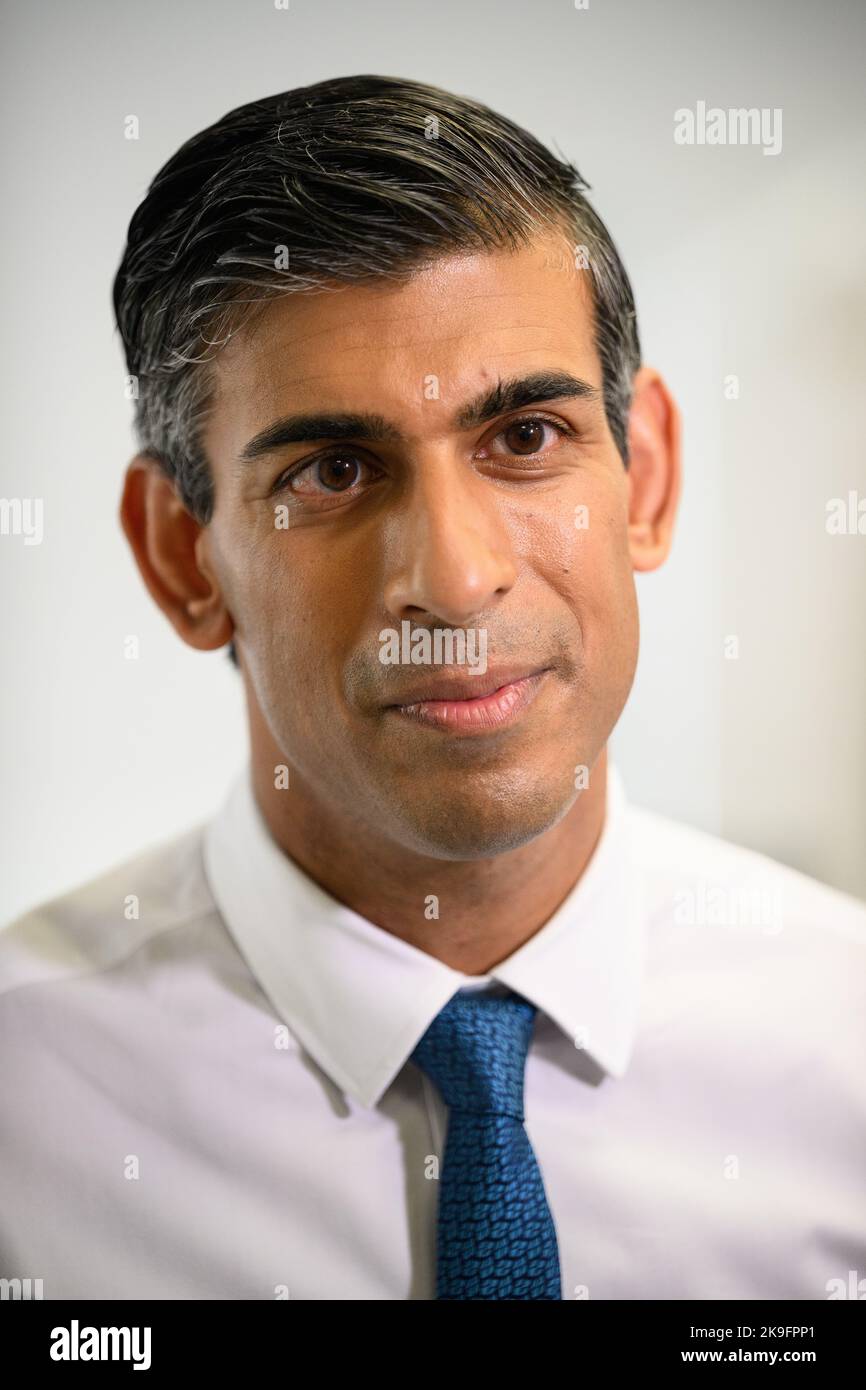 Premierminister Rishi Sunak spricht bei einem Besuch im Croydon University Hospital, Süd-London, mit den Medien. Bilddatum: Freitag, 28. Oktober 2022. Stockfoto