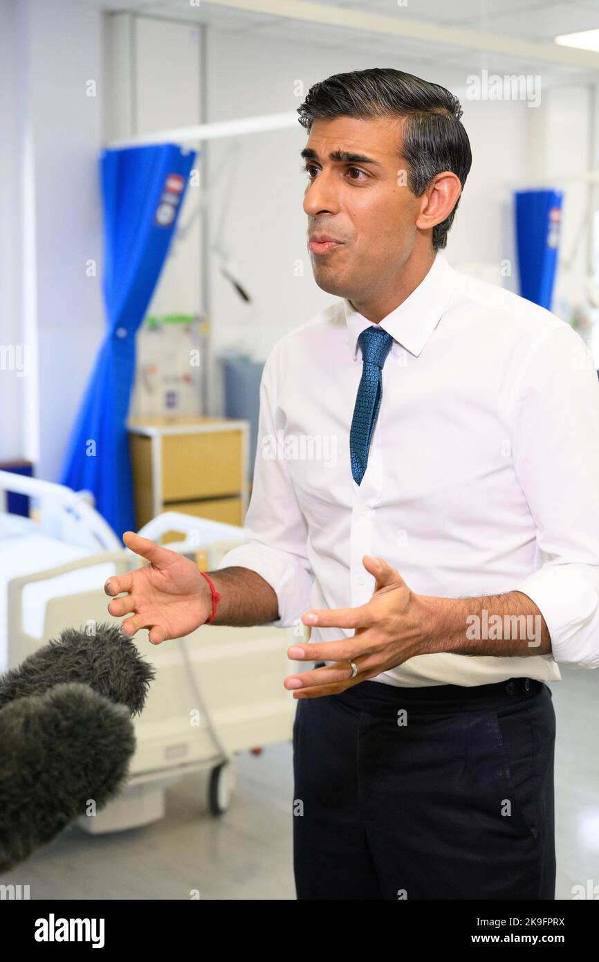 Premierminister Rishi Sunak spricht bei einem Besuch im Croydon University Hospital, Süd-London, mit den Medien. Bilddatum: Freitag, 28. Oktober 2022. Stockfoto