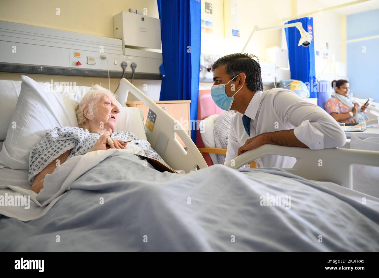 Premierminister Rishi Sunak spricht mit der Patientin Brenda Boyling während eines Besuches im Croydon University Hospital im Süden Londons. Bilddatum: Freitag, 28. Oktober 2022. Stockfoto
