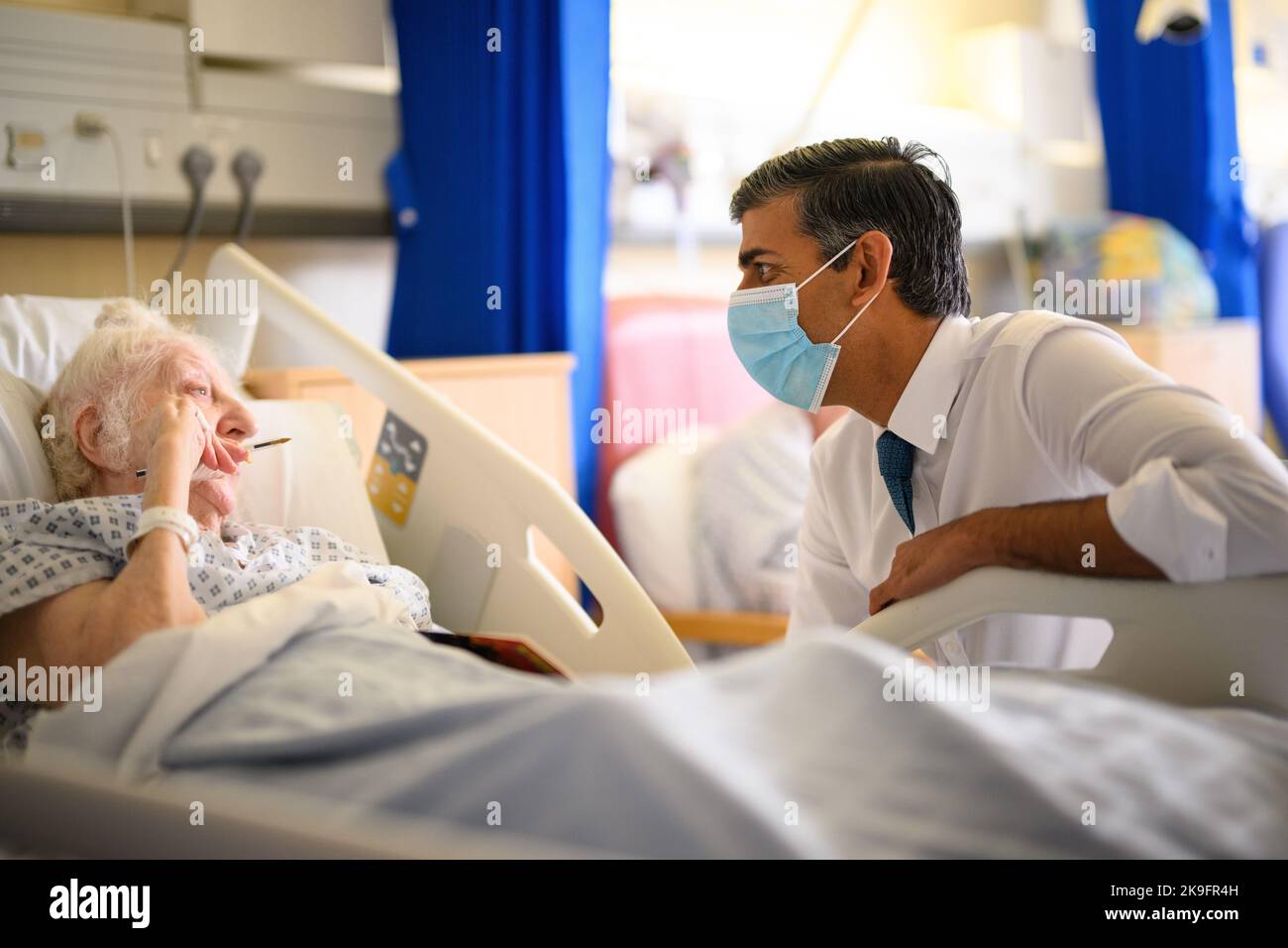 Premierminister Rishi Sunak spricht mit der Patientin Brenda Boyling während eines Besuches im Croydon University Hospital im Süden Londons. Bilddatum: Freitag, 28. Oktober 2022. Stockfoto