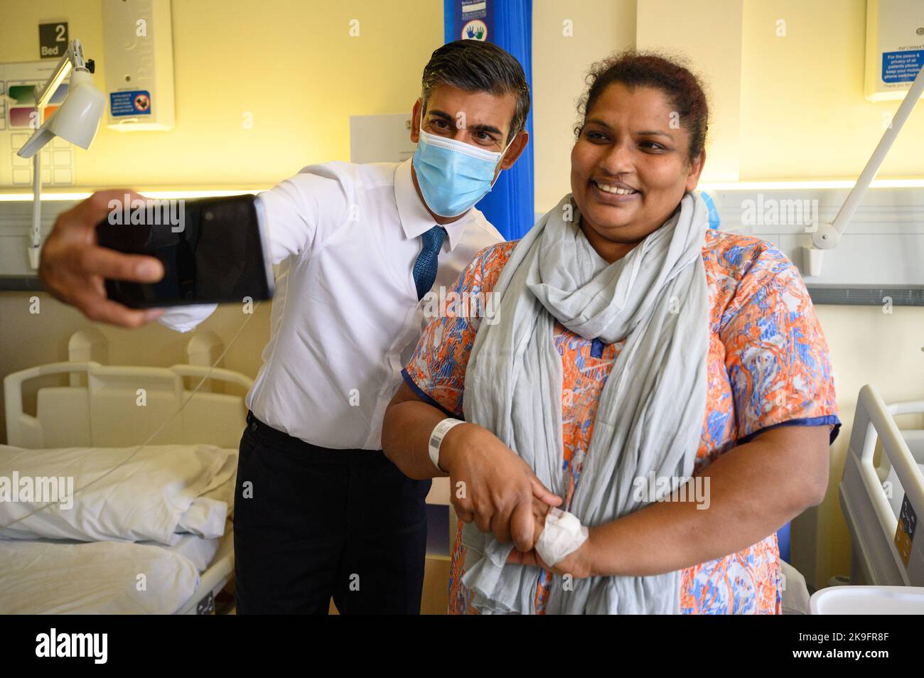 Premierminister Rishi Sunak spricht mit der Patientin Sreeja Gopalan während eines Besuchs im Croydon University Hospital im Süden Londons. Bilddatum: Freitag, 28. Oktober 2022. Stockfoto