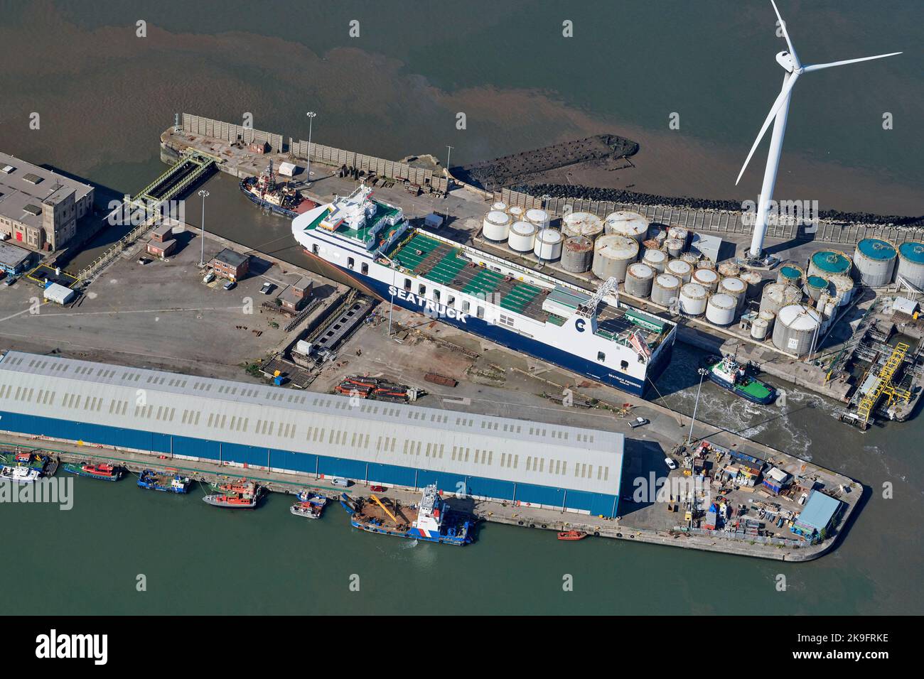 Eine Luftaufnahme der Sea Truck Ferry, die Seaforth Docks, Merseyside, Liverpool, Nordwestengland, Großbritannien verlässt Stockfoto