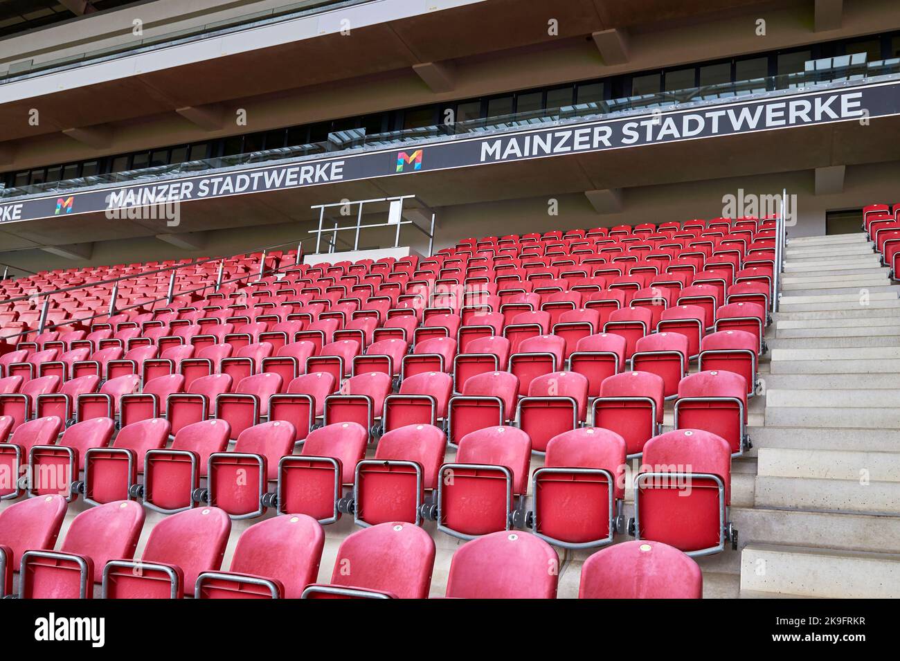 Auf den Tribünen der MEWA Arena - dem offiziellen Spielplatz des FC Maiz 05 Stockfoto