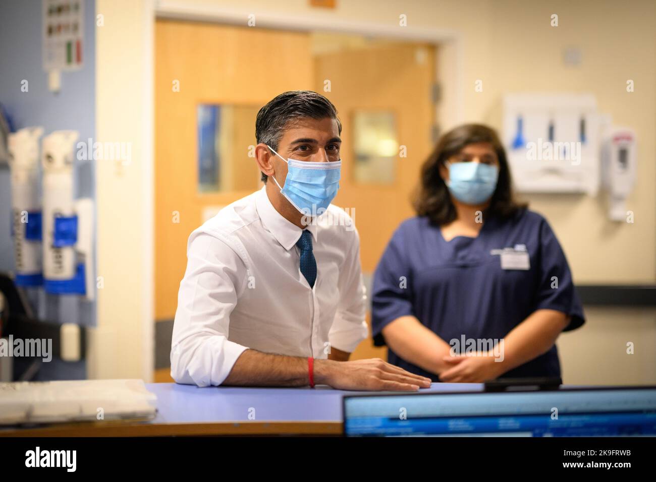 Premierminister Rishi Sunak spricht mit Mitarbeitern während eines Besuchs im Croydon University Hospital im Süden Londons. Bilddatum: Freitag, 28. Oktober 2022. Stockfoto