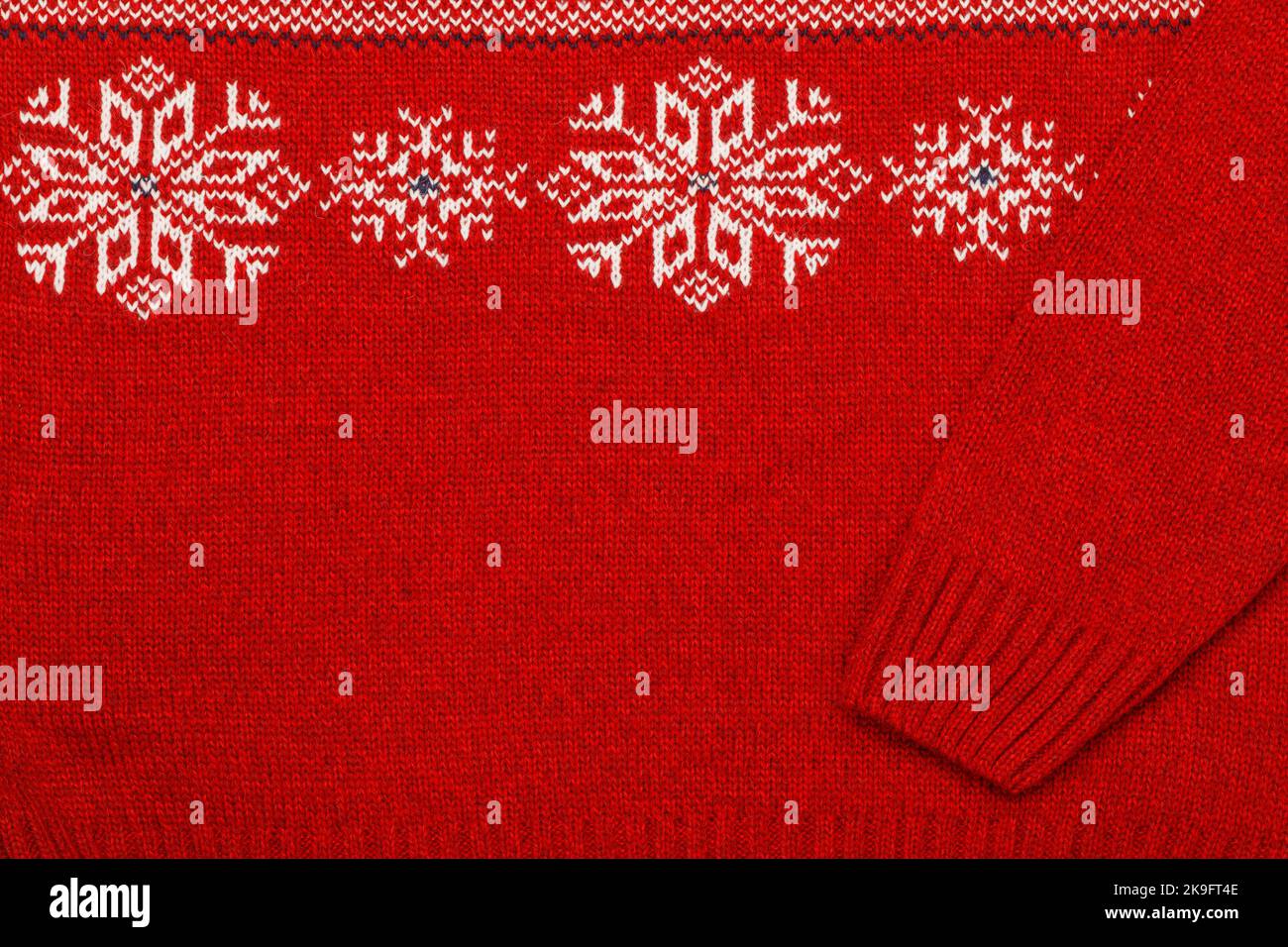Roten Strickpullover aus traditionellem Design mit weißen Skandinavischen Geometrisches Ornament detail Stockfoto