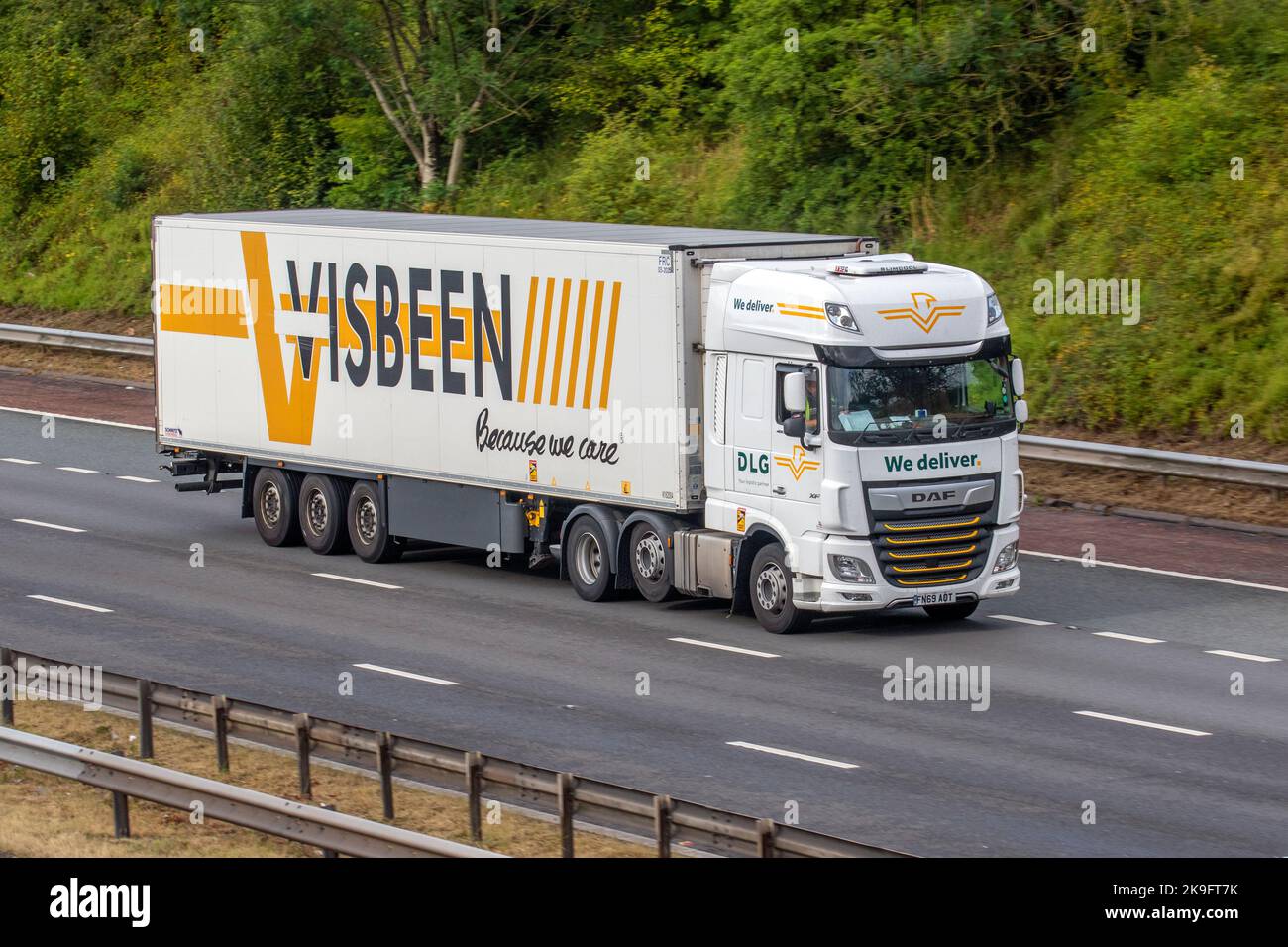 DLG VISBEEN „because We Care“-Träger DAF XF 12902cc Mehrachs-Sattelschlepper mit Diesel-Lkw auf der britischen Autobahn M6 Stockfoto