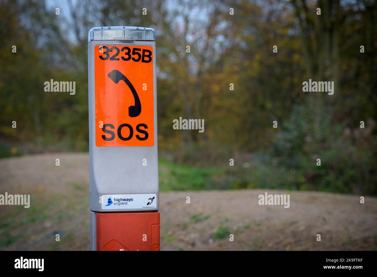 Notfall-sos-Telefon auf allen Fahrspuren der Autobahn M1, England. Stockfoto