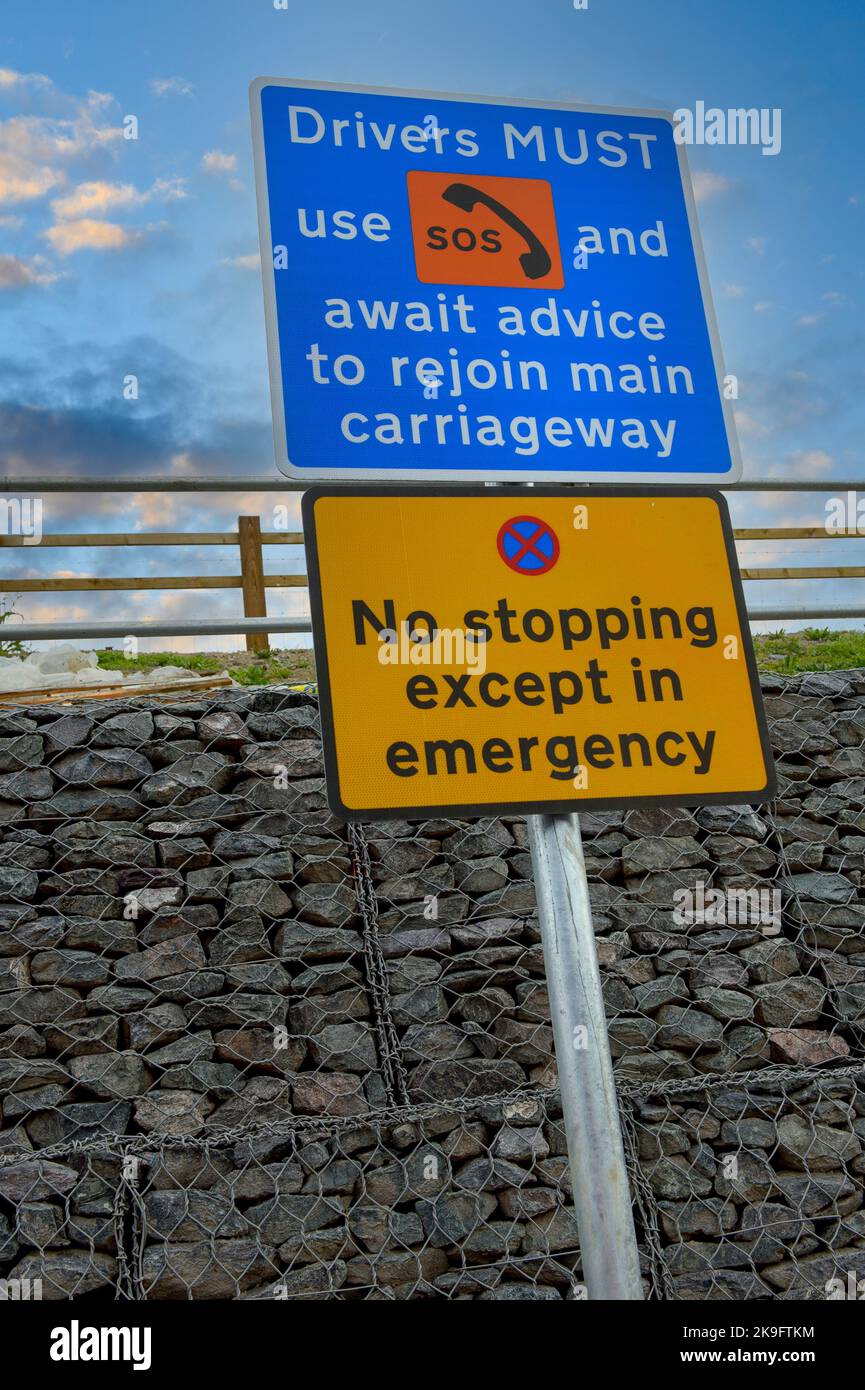 Notausschilderung auf einer durchfahrenden Strecke der Autobahn M1, England. Stockfoto