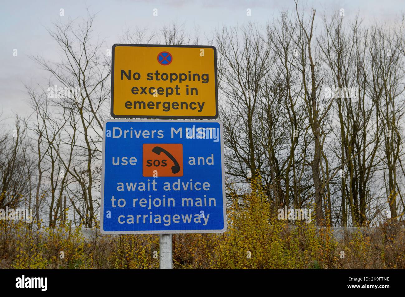 Notausschilderung auf einer durchfahrenden Strecke der Autobahn M1, England. Stockfoto