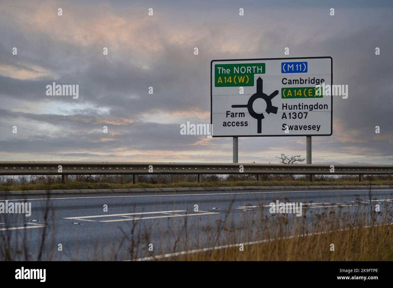 Kreisverkehr auf der A14 Road, Cambridgeshire, England. Stockfoto