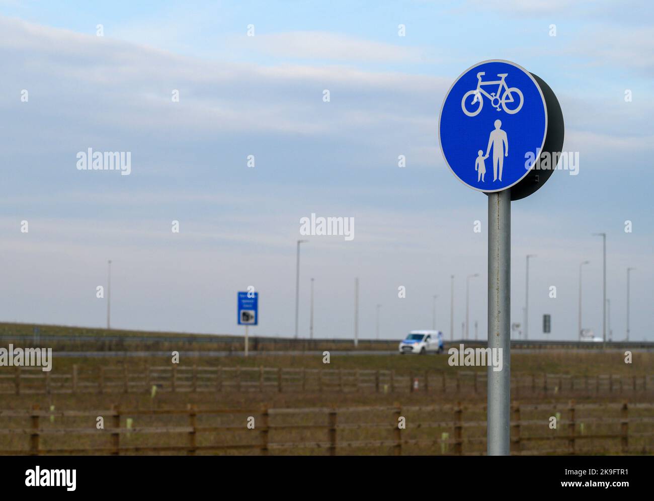 Radfahrer- und Fußgängerweg-Schild an der Fernstraße A14 in Cambridgeshire, England. Stockfoto