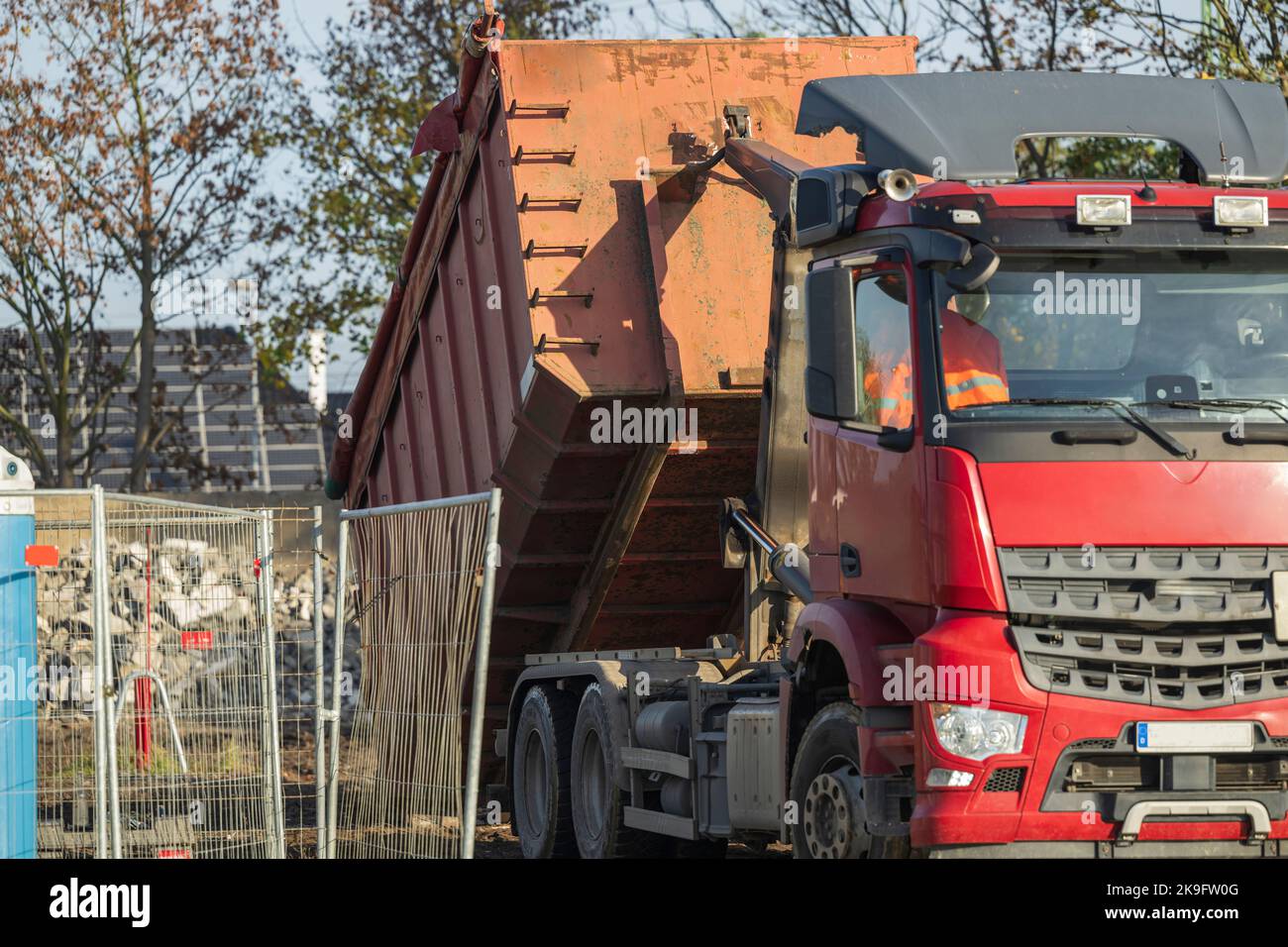 Ein Baucontainer wird auf einen LKW gezogen Stockfoto