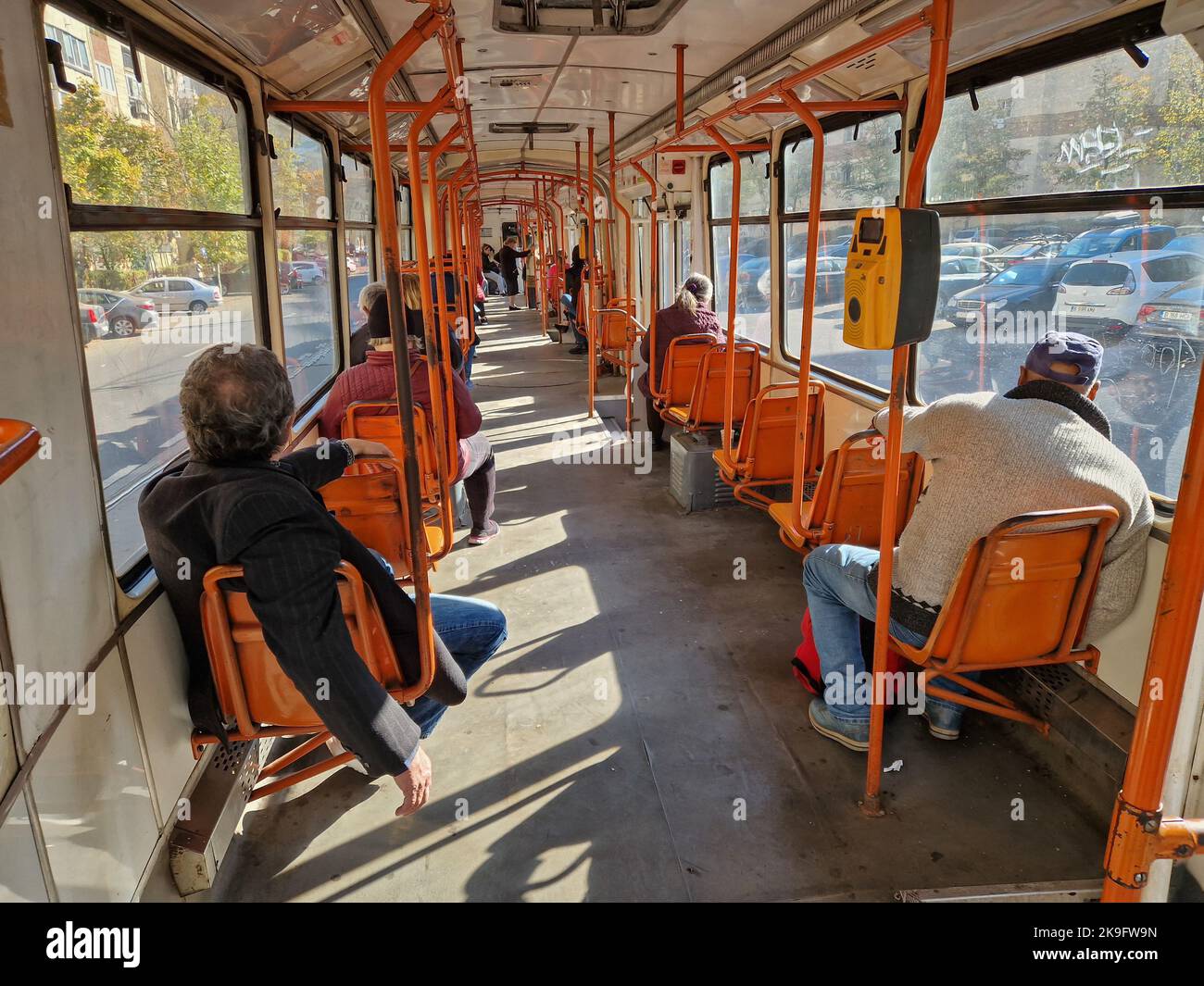 Bukarest, Rumänien - 28. Oktober 2022: Menschen, die in Bukarest eine alte Straßenbahn benutzen. Stockfoto