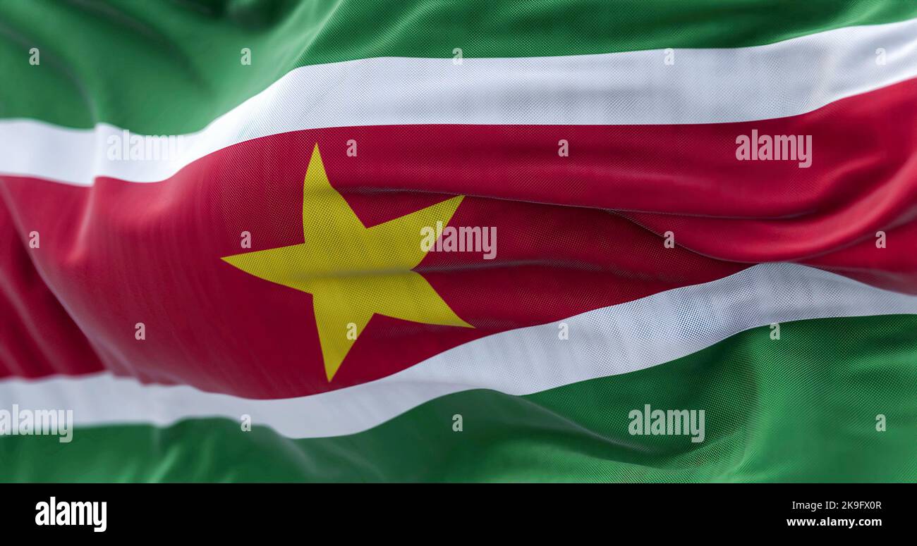 Nahaufnahme der Suriname-Nationalflagge, die im Wind winkt. Die Republik Surinam ist ein unabhängiger Staat Südamerikas. Texturierter Rückenstoff Stockfoto