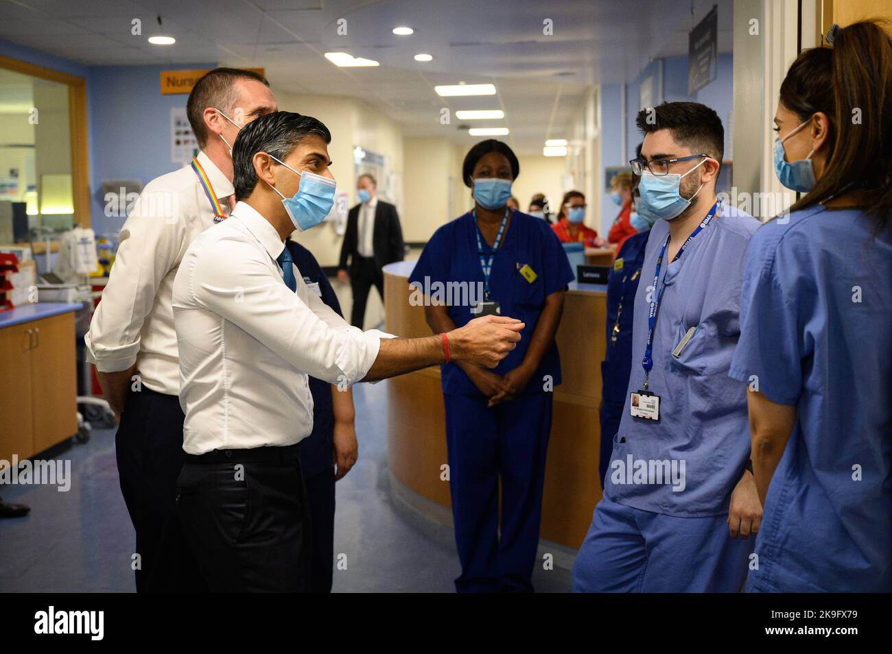 Premierminister Rishi Sunak spricht mit Mitarbeitern während eines Besuchs im Croydon University Hospital im Süden Londons. Bilddatum: Freitag, 28. Oktober 2022. Stockfoto