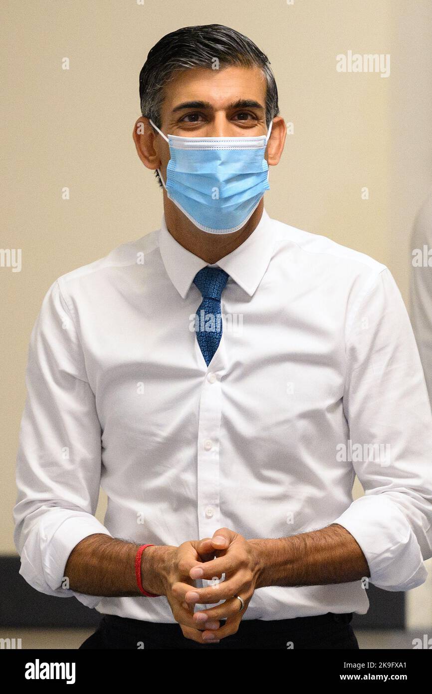 Premierminister Rishi Sunak spricht mit Mitarbeitern während eines Besuchs im Croydon University Hospital im Süden Londons. Bilddatum: Freitag, 28. Oktober 2022. Stockfoto