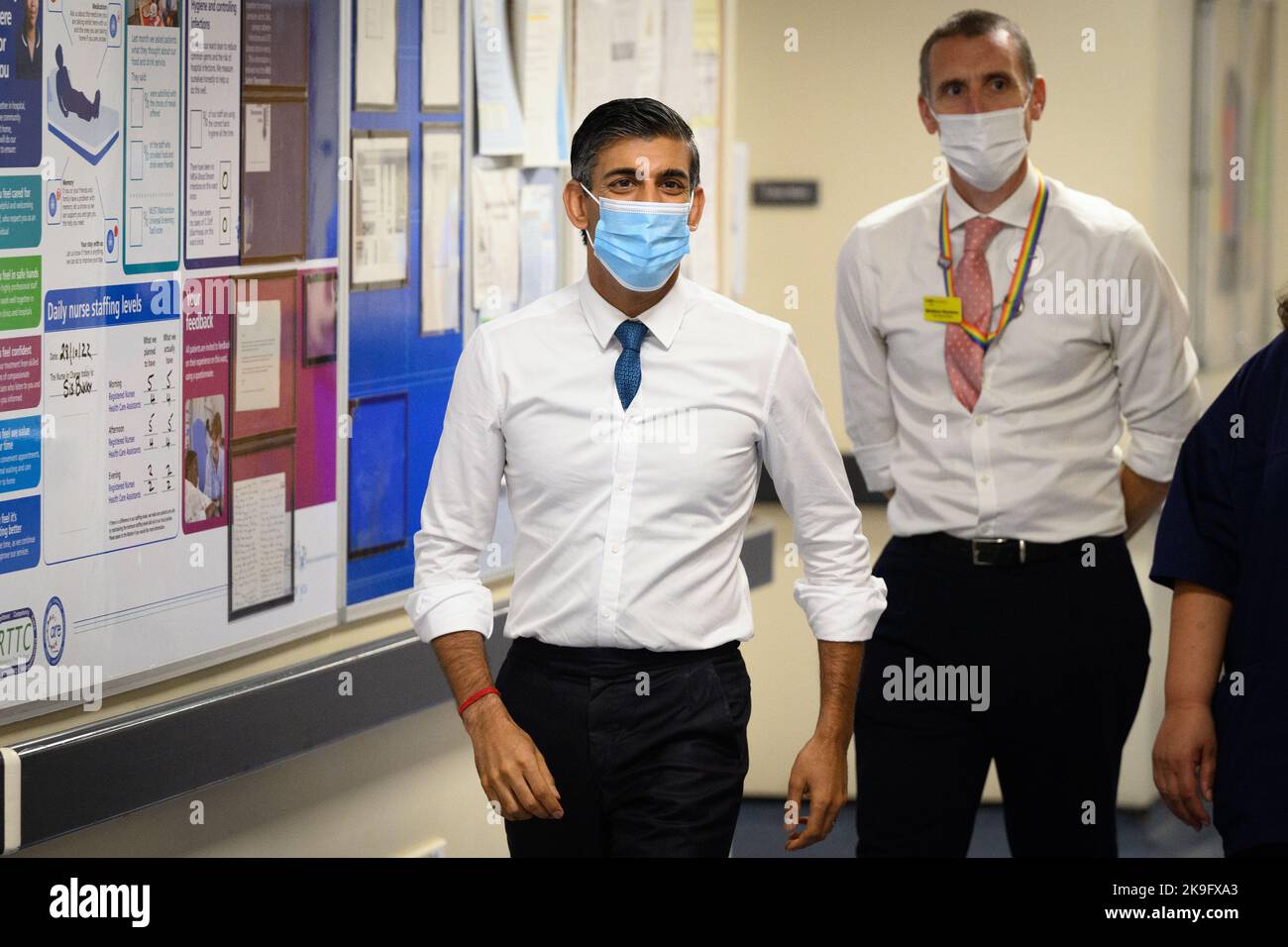 Premierminister Rishi Sunak spricht mit Mitarbeitern während eines Besuchs im Croydon University Hospital im Süden Londons. Bilddatum: Freitag, 28. Oktober 2022. Stockfoto