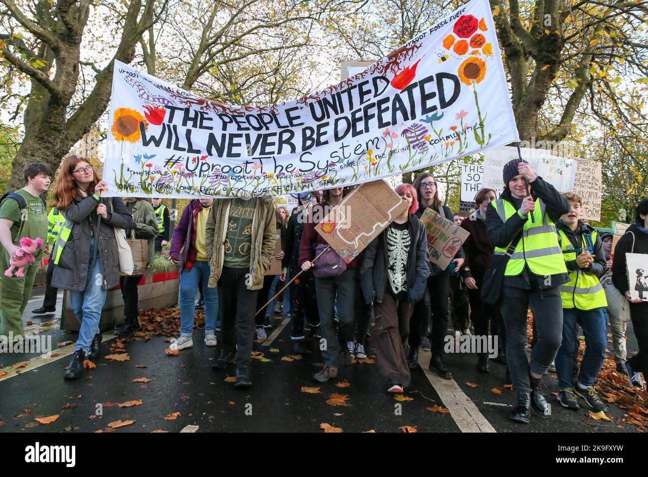 Glasgow, Großbritannien. 28. Oktober 2022. Mehrere hundert Klimaaktivisten nahmen an einer Demonstration durch Glasgow Teil, um die Kampagne „Freitag für die Zukunft“ für den Klimawandel zu unterstützen. Die Druckgruppe, auch bekannt als „Jugendstreik 4 Klima“, begann 2018 mit GRETA THUNBERG und ist heute eine von Jugendlichen geführte globale Klimastreik-Bewegung. Kredit: Findlay/Alamy Live Nachrichten Stockfoto