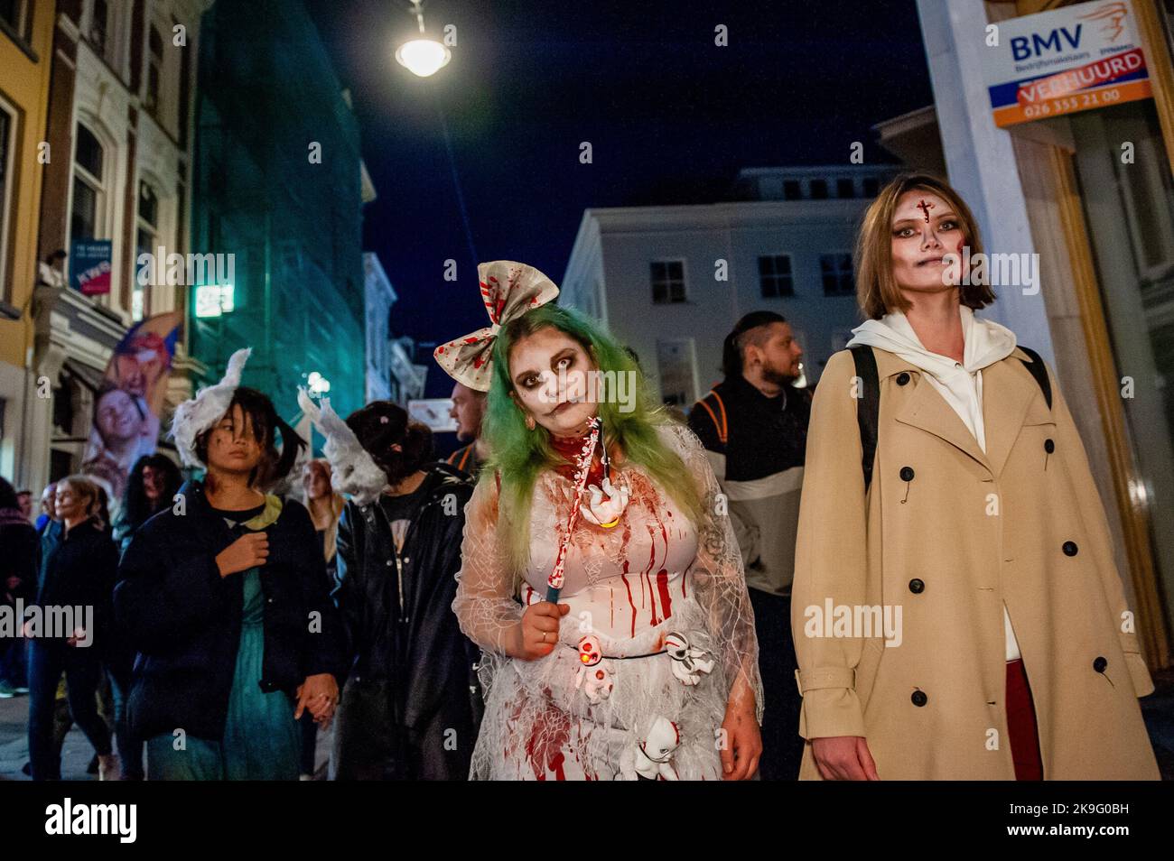 Frauen sahen, wie sie auf den Straßen Zombie-Kostüme trugen. Auch in diesem Jahr durften die Zombies auf der Suche nach neuen Gehirnen durch die Innenstadt von Arnhem stolpern. Der Spaziergang begann am Live-Musikort „Willemeen“, wo Make-up-Künstler ihr Zombie-Make-up kreisten. Der Zombie Walk findet jedes Jahr am Donnerstagabend vor Halloween statt, denn es ist der einzige Tag der Woche, an dem Geschäfte bis spät in die Nacht geöffnet sind, damit die Menschen die Einkäufe und die Schrecken der Zombies genießen können. (Foto von Ana Fernandez/SOPA Images/Sipa USA) Stockfoto