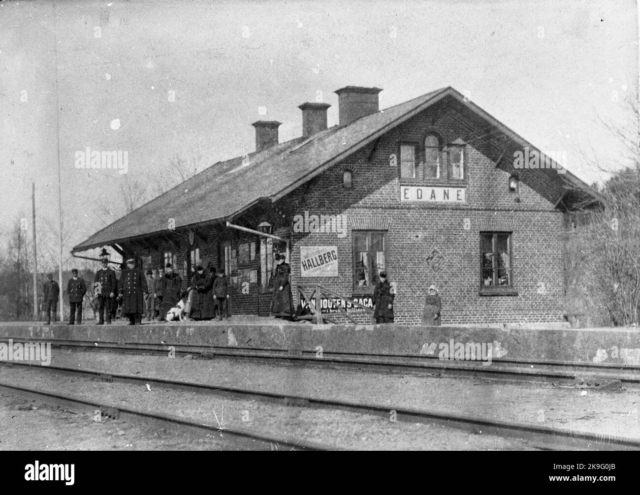 Bahnhof Edane, erbaut von SJ 1878. Das Bild wurde wahrscheinlich Ende des 19.. Jahrhunderts oder Anfang 1900s aufgenommen. Werbung: Hofjugellarer Hallberg; Van Houten's Cacao. Stockfoto