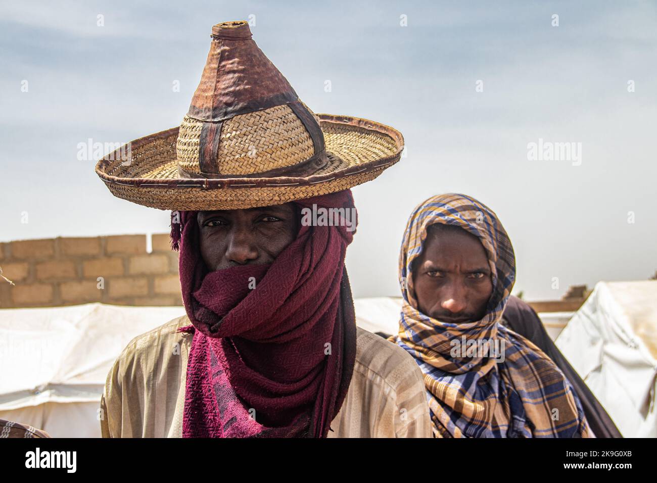 Afrikanische Stämme, Nigeria, Borno State, Maiduguri Stadt. Mitglieder des Stammes der Fulani tragen traditionell farbenfrohe Kleidung bei der Stammesversammlung Stockfoto