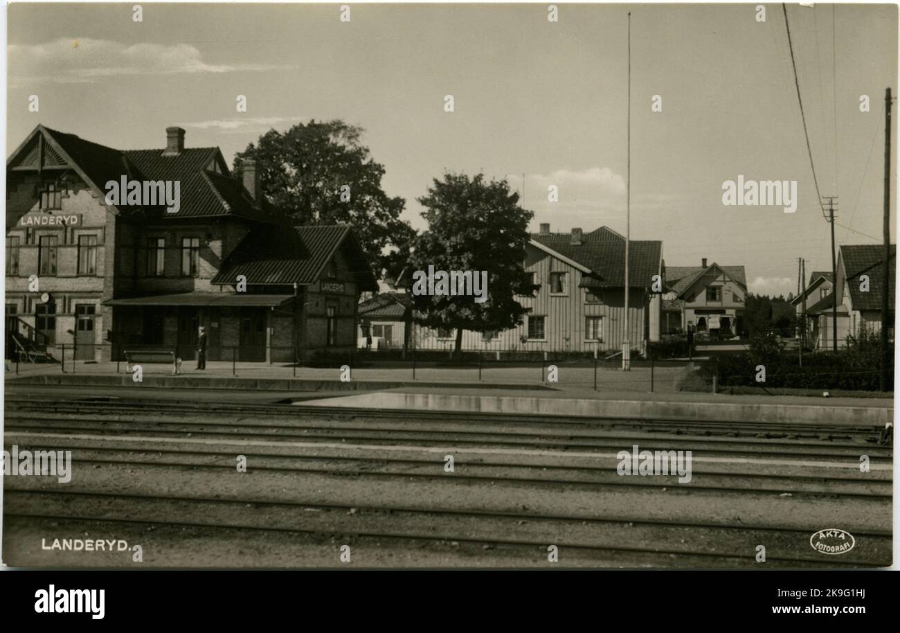 Der Bahnhof wurde 1877 eröffnet. Zweistöckiges Stationshaus aus Backstein. Die Expeditionsräume und der Warteraum wurden 1905 erweitert und so wurde die Dienstresidenz für den Stationsleiter in die zweite Etage verlegt. Mechanisches Getriebe. Der Bahnhof wurde am 1,9.1877 eröffnet. Nur bis 1881 anhalten, als ein provisorisches Bahnhofshaus errichtet wurde. Kombinierte Poststation vom 15,9.1877. Neues Bahnhofshaus, 1886 errichtet, 1906 erbaut und 1936 wieder aufgebaut. Lokstall für zehn Lokomotiven im Jahr 1945. Nördlich der Station steht der sogenannte Pella-Stein in Erinnerung an einen Spurwächter, der dort getroffen wurde Stockfoto