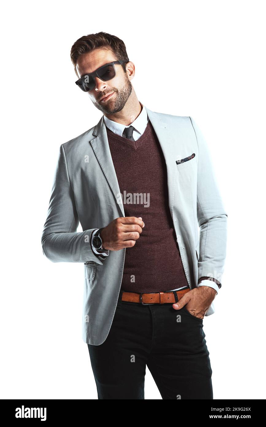 Cooler Style für den modebewussten Kerl. Studioaufnahme eines hübschen jungen Mannes, der vor weißem Hintergrund posiert. Stockfoto