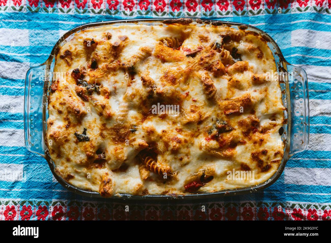 Hausgemachte, im Ofen gebackene Pasta-Auflauf mit frischem Käse. Traditionelles italienisches Gericht „Pasta al forno“ oder „Lasagne“ in Glasbackblech Stockfoto