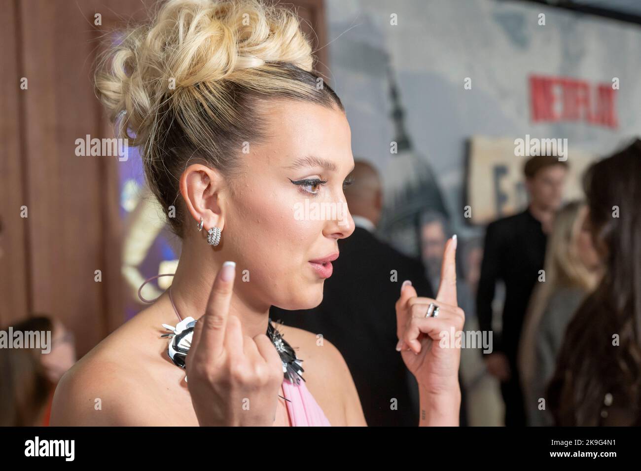 New York, Usa. 27. Oktober 2022. Millie Bobby Brown besucht Netflix's 'Enola Holmes 2'-Weltpremiere im Pariser Theater in New York City. (Foto von Ron Adar/SOPA Images/Sipa USA) Quelle: SIPA USA/Alamy Live News Stockfoto