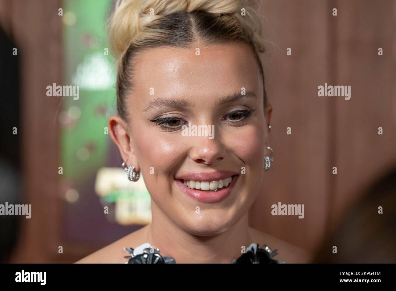 New York, Usa. 27. Oktober 2022. Millie Bobby Brown besucht Netflix's 'Enola Holmes 2'-Weltpremiere im Pariser Theater in New York City. (Foto von Ron Adar/SOPA Images/Sipa USA) Quelle: SIPA USA/Alamy Live News Stockfoto