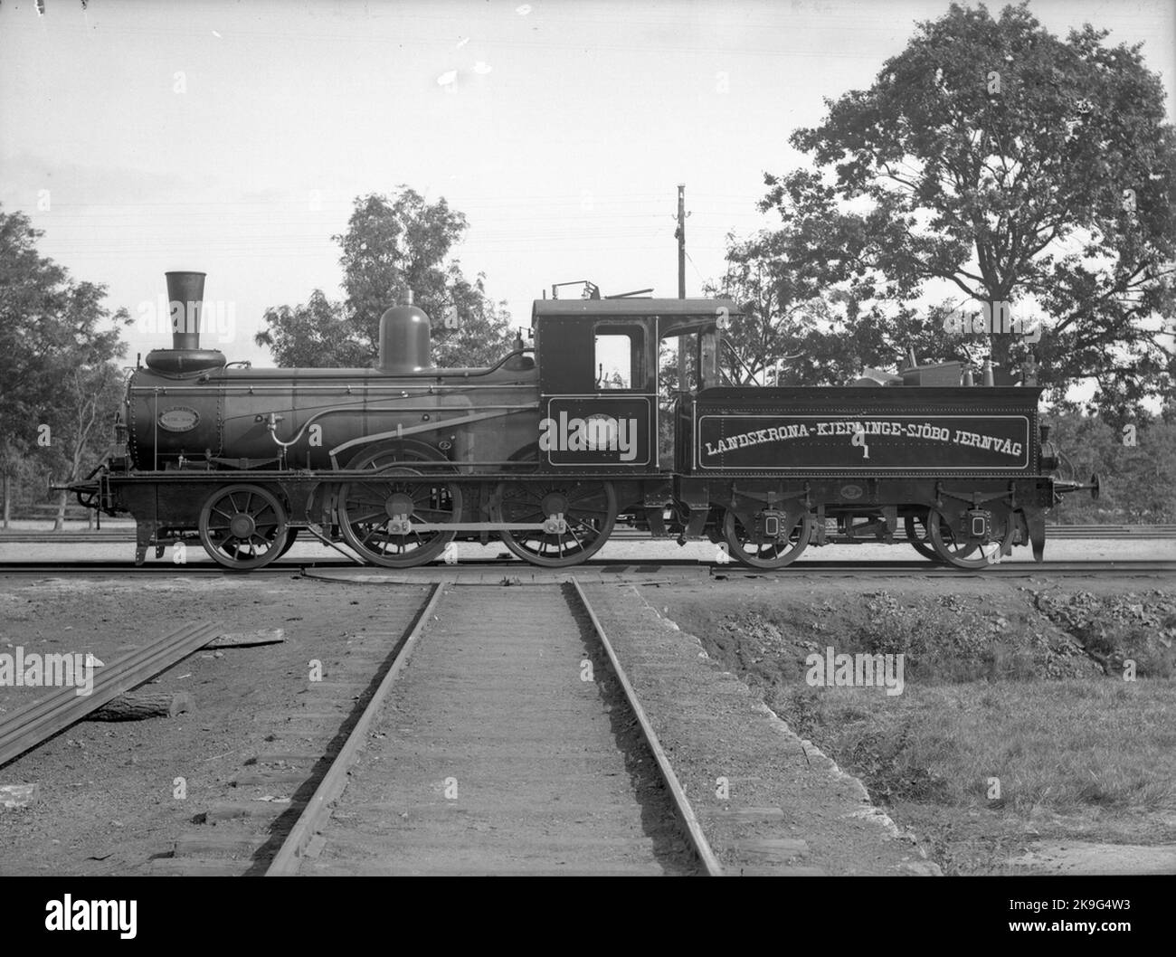 LKSJ LOK 1. Lieferfoto. Dampflokomotive auf dem Drehteller. Die Lokomotive wurde aus Nohab gefertigt und hatte die höchste Geschwindigkeit von 75 km pro Stunde. Verkauft 1926 an die Staatsbahnen und erhielt Littera SJ KS 1475. Detailliert in 1936. 1937 in Vislanda geschabt. Stockfoto