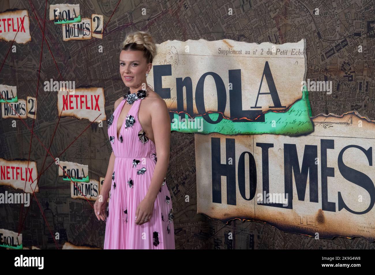 New York, Usa. 27. Oktober 2022. Millie Bobby Brown besucht Netflix's 'Enola Holmes 2'-Weltpremiere im Pariser Theater in New York City. (Foto von Ron Adar/SOPA Images/Sipa USA) Quelle: SIPA USA/Alamy Live News Stockfoto