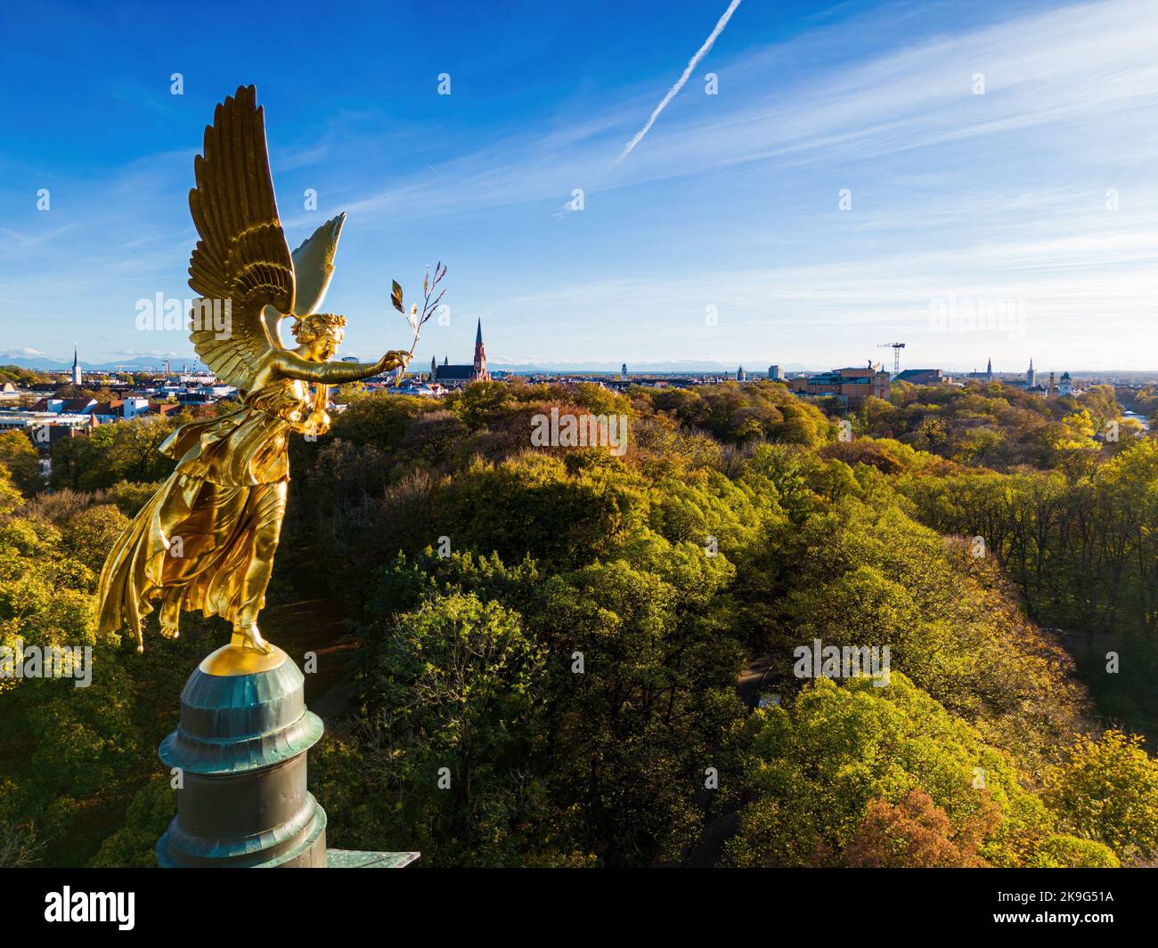 Berühmte goldene Friedensengel-Statue in München Stockfoto