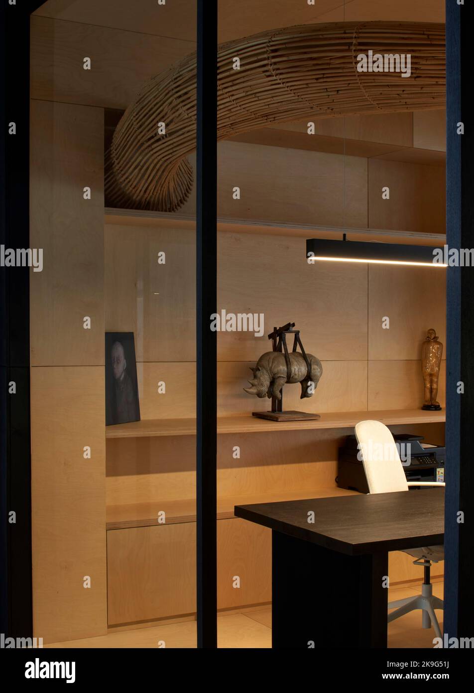 Büroraum mit kurviger Rattan-Installation. Eisballfabrik, Waregem, Belgien. Architekt: Enter Architecture Ltd, 2022. Stockfoto