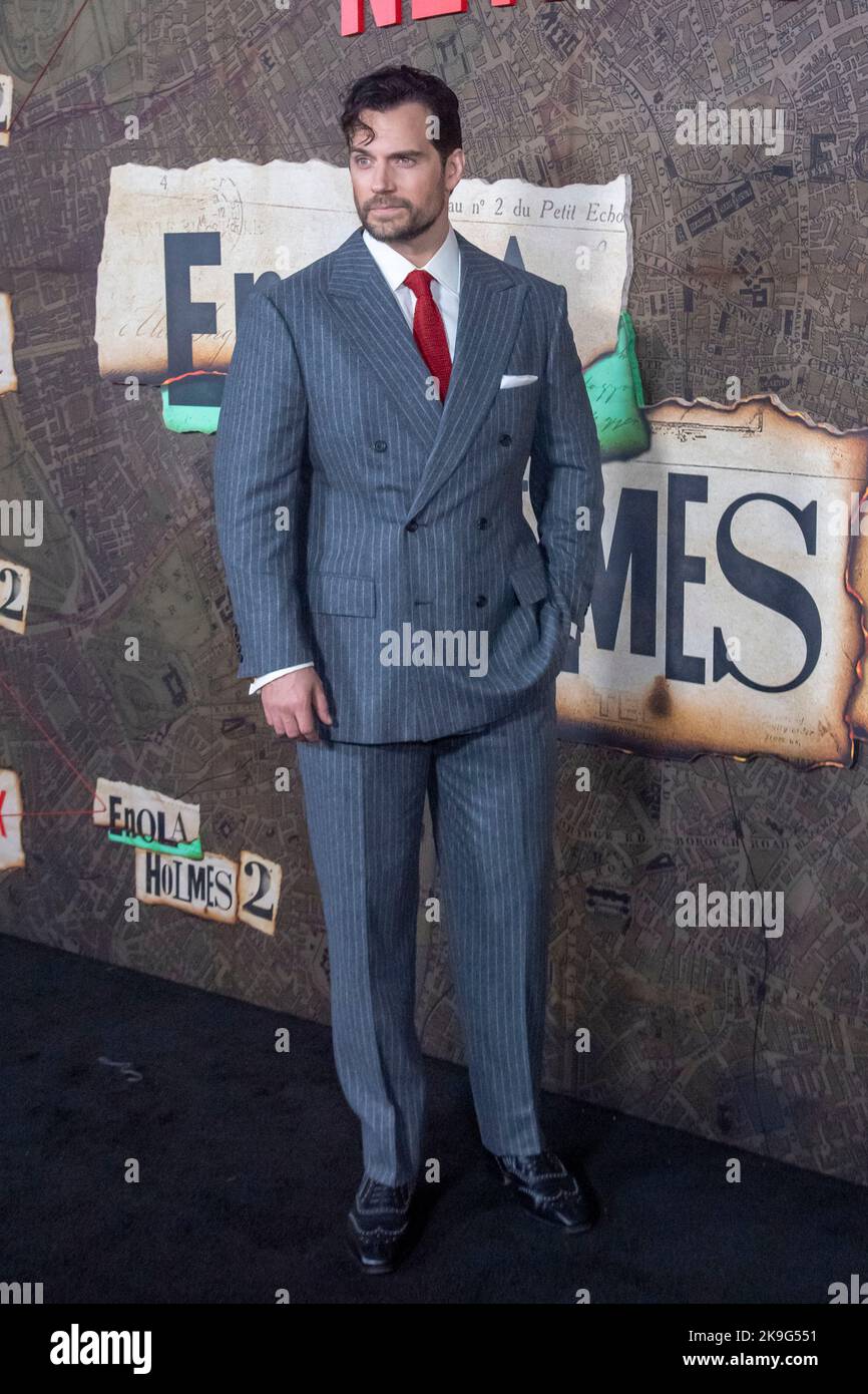 New York, Usa. 27. Oktober 2022. Henry Cavill nimmt an Netflix's Weltpremiere „Enola Holmes 2“ im Pariser Theater in New York City Teil. (Foto von Ron Adar/SOPA Images/Sipa USA) Quelle: SIPA USA/Alamy Live News Stockfoto