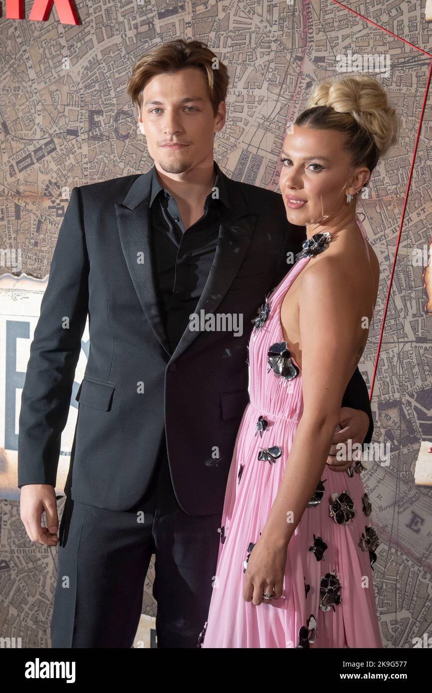 New York, Usa. 27. Oktober 2022. Jake Bongiovi und Millie Bobby Brown besuchen Netflix's „Enola Holmes 2“-Uraufführung im Pariser Theater in New York City. (Foto von Ron Adar/SOPA Images/Sipa USA) Quelle: SIPA USA/Alamy Live News Stockfoto