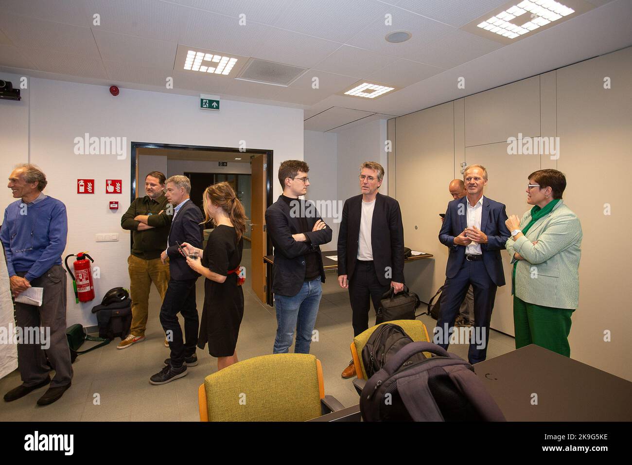 Die Abbildung zeigt eine Pressekonferenz zur Vereinbarung über eine Sanierungsallianz zur PFAS - PFOS Verschmutzung in Zwijndrecht, Freitag, 28. Oktober 2022 in Zwijndrecht. Das Gebiet um das Chemieunternehmen 3M ist durch die „Forever Chemical“ stark verschmutzt. In den letzten Monaten haben die flämische Regierung, die Gemeinde Zwijndrecht, Bond Beter Leefmilieu, Natuurpunt, Zwijndrecht Gezond und Lantis über eine Vereinbarung diskutiert, die eine Antwort auf die PFAS-bezogenen Herausforderungen in und um das verschmutzte Gebiet bieten soll. Kredit: Belga Nachrichtenagentur/Alamy Live Nachrichten Stockfoto