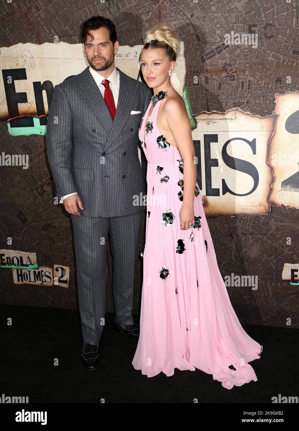 New York, USA. 27. Oktober 2022. Henry Cavill und Millie Bobby Brown bei der Weltpremiere „Enola Holmes 2“, die am 27. Oktober 2022 im Pariser Theater in New York City, NY, stattfand ©Steven Bergman/AFF-USA.COM Credit: AFF/Alamy Live News Stockfoto