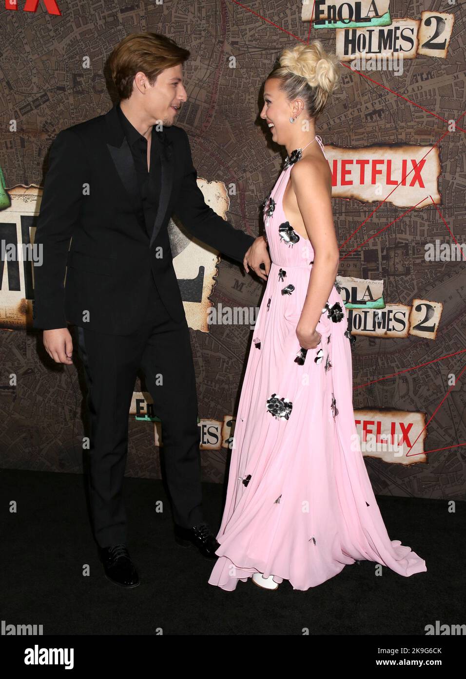 New York, USA. 27. Oktober 2022. Jake Bongiovi und Millie Bobby Brown bei der Weltpremiere „Enola Holmes 2“, die am 27. Oktober 2022 im Pariser Theater in New York City, NY, stattfand ©Steven Bergman/AFF-USA.COM Credit: AFF/Alamy Live News Stockfoto